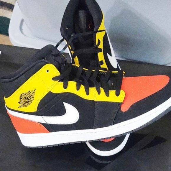 Jordan 1 Mid Black Amarillo Orange - Picture 1 of 6